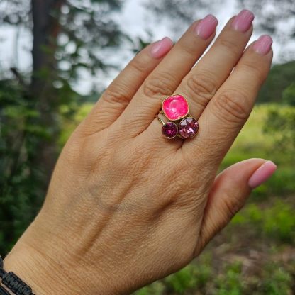 Pierścionek Golden TrioLuxe z kryształami Swarovski®, malinowy - obrazek 3
